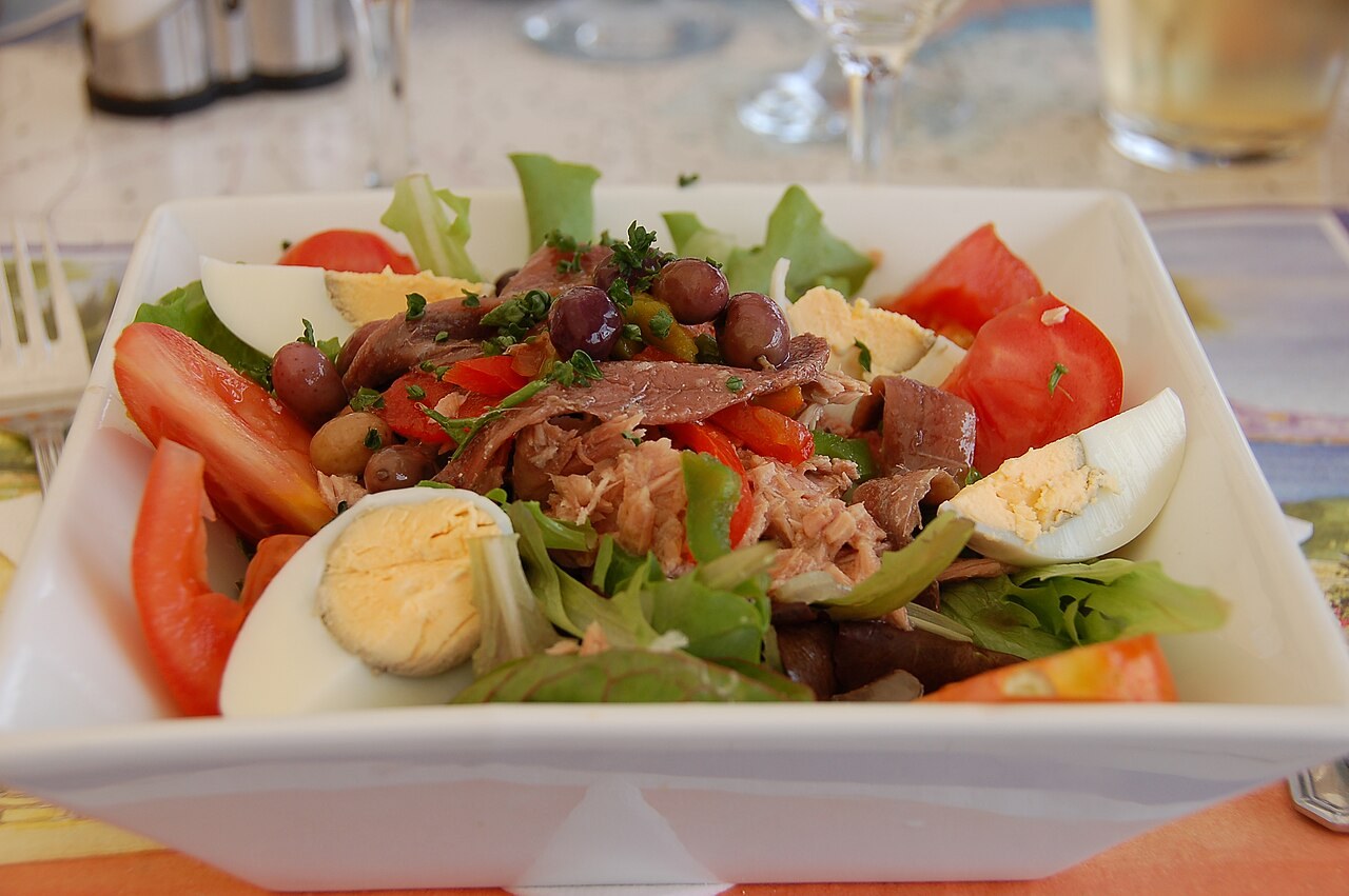Salade niçoise fraîche